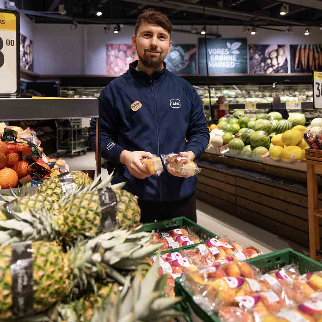 Medarbejder i Føtex på Frederiksberg sætter frugt og grønt på hylderne i butikken. 